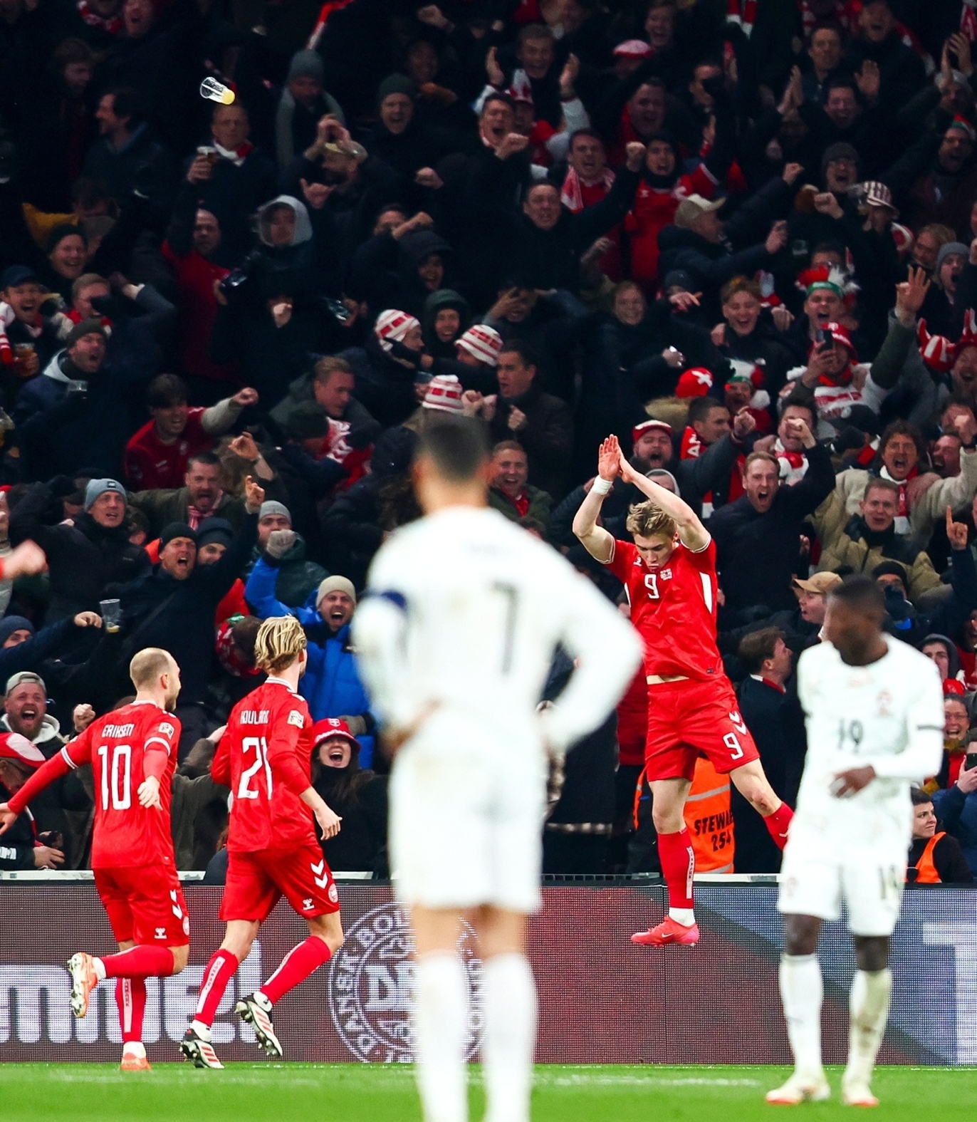 开云下载-丹麦绝杀英格兰,范佩西一己之力扛起全队的简单介绍